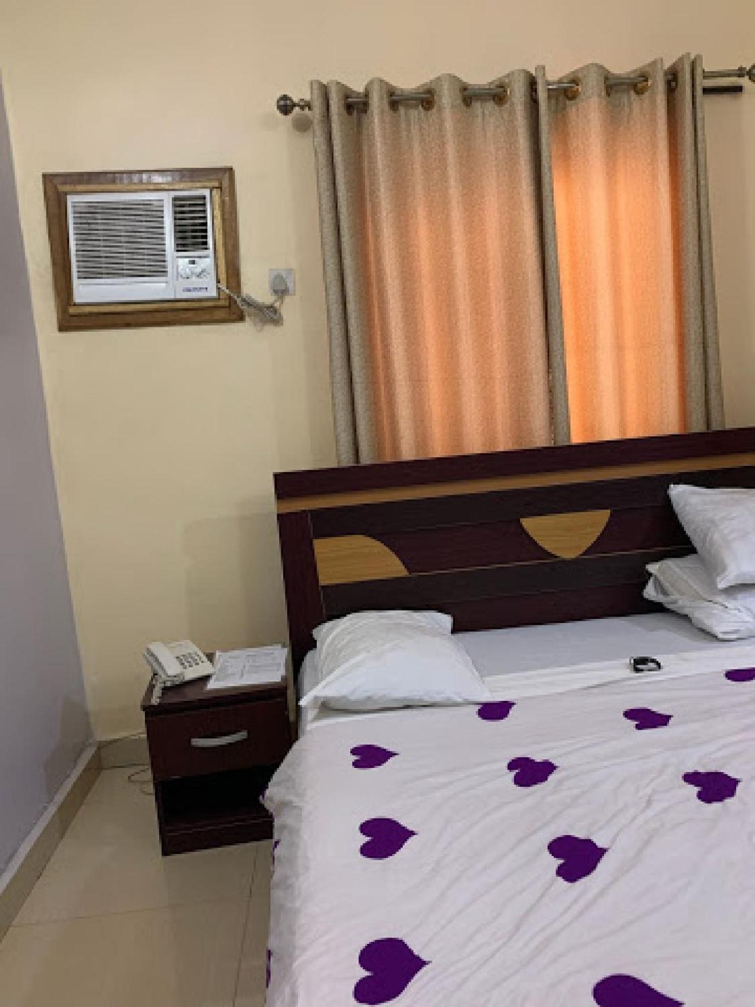 Room In Bb - Immaculate Royal International Hotel Owerri Exterior photo